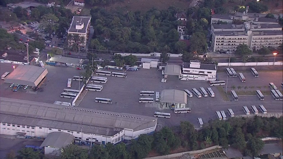 Pelo menos 90 ônibus da empresa Redentor estão parados na garagem, na Zona Oeste do Rio (Foto: Reprodução/ TV Globo)