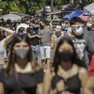Foto: (Pedestres com máscaras na região da Avenida Paulista, em São Paulo. / TABA BENEDICTO/ESTADÃO CONTEÚDO)