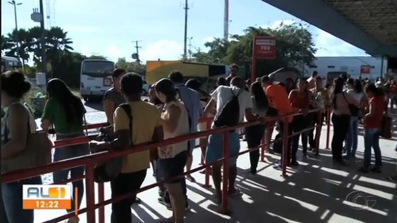 Fila para pegar ônibus no terminal do Benedito Bentes, em Maceió, Alagoas — Foto: Reprodução/TV Gazeta