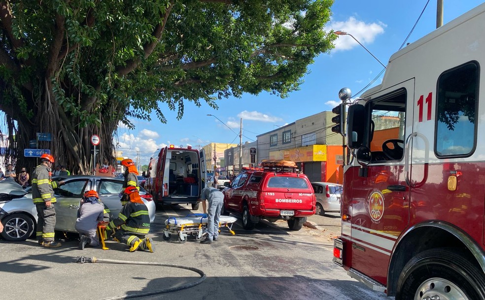 Motorista de 96 anos fica ferido em acidente na Zona Sul de São José — Foto: Divulgação/ Corpo de Bombeiros