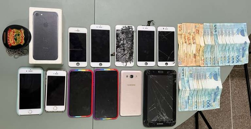 Cerca de R$ 2 mil e vários celulares foram apreendidos pela Polícia Civil durante a prisão do homem — Foto: Polícia Civil