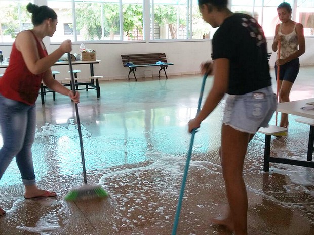 Estudantes realizam limpeza das salas de aula durante ocupação no IFSP em Sertãozinho (Foto: Grêmio Estudantil Alexandre Tamião/Divulgação)