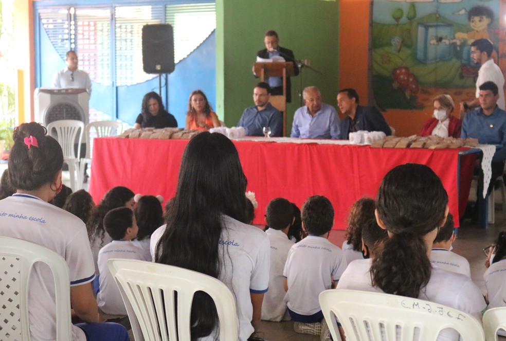 Solenidade aconteceu na Escola Municipal Jornalista Jo&atilde;o Em&iacute;lio Falc&atilde;o, no bairro Santo Ant&ocirc;nio, Zona Sul de Teresina &mdash; Foto: Ilanna Serena/g1