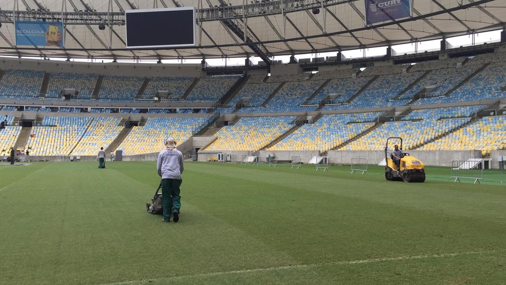 FuncionÃ¡rios jÃ¡ comeÃ§aram a tratar do gramado para o jogo deste sÃ¡bado â Foto: DivulgaÃ§Ã£o