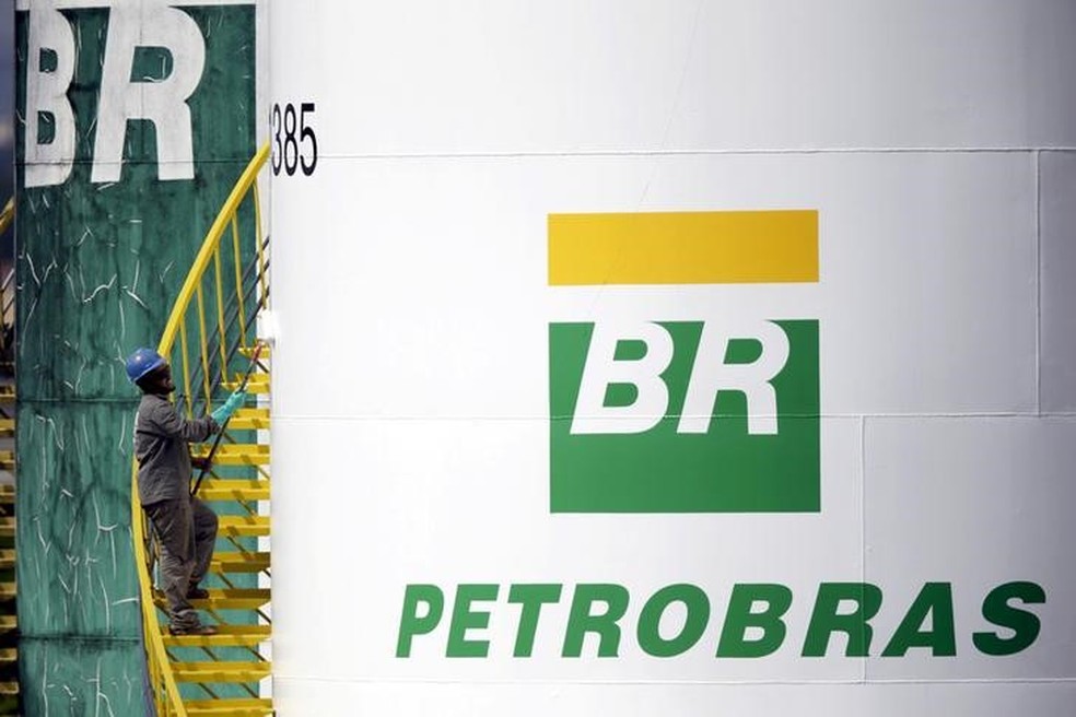 FuncionÃ¡rio pinta tanque da Petrobras em BrasÃ­lia (Foto: Reuters/Ueslei Marcelino)