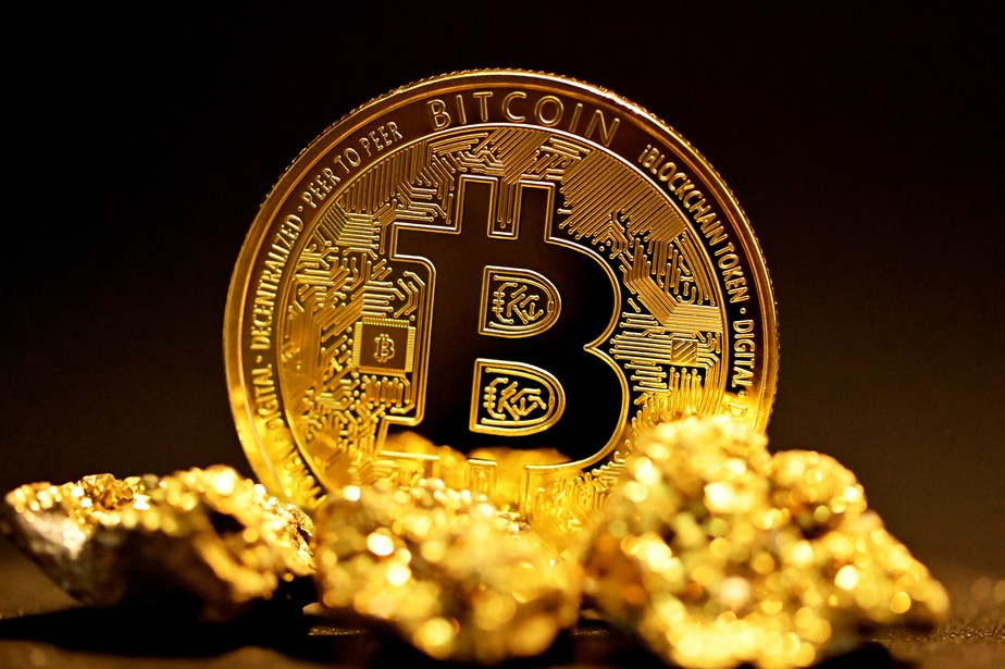 Representação do Bitcoin ao lado de ouro