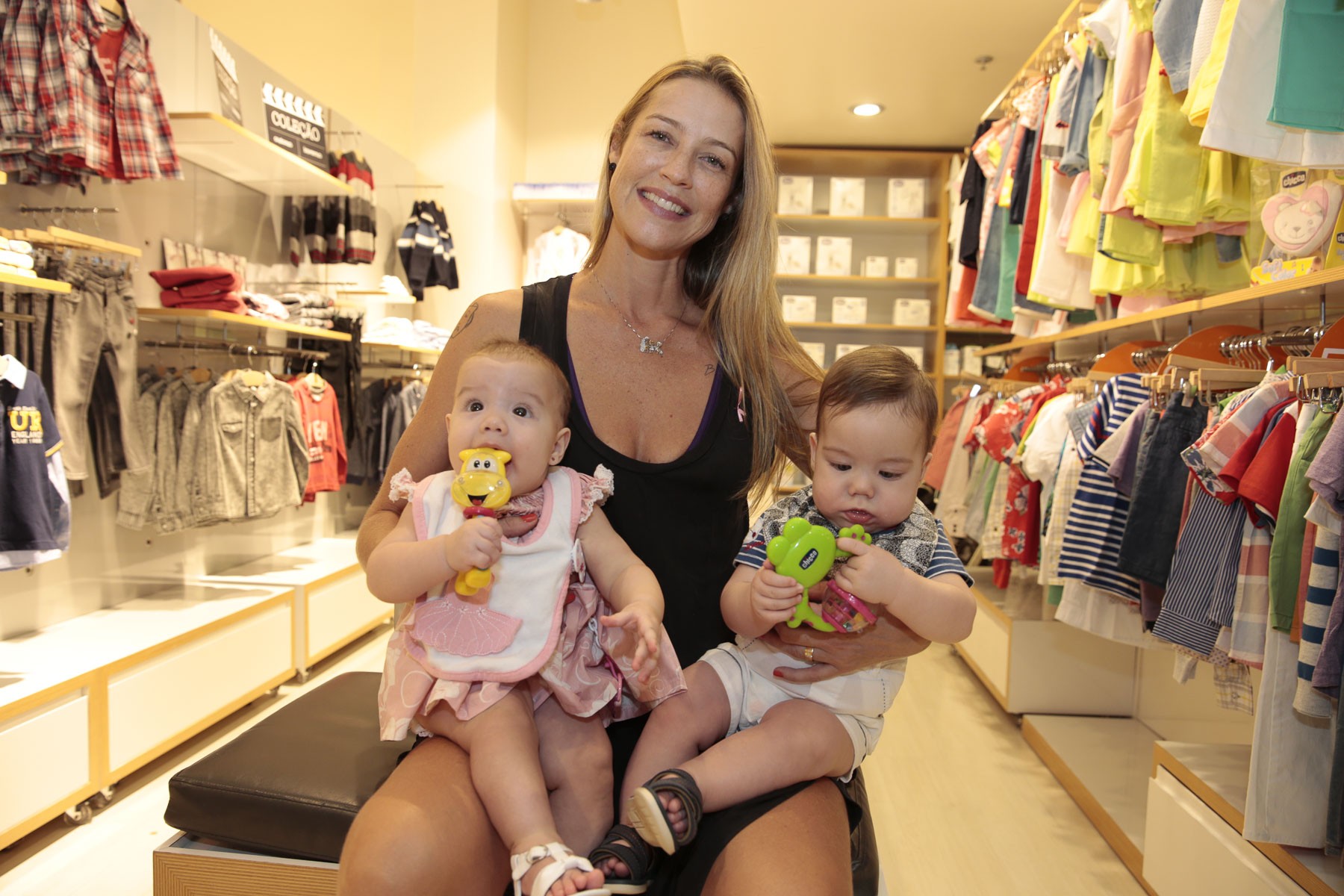 Luana Piovani leva os gêmeos Liz e Bem para evento na loja da Chicco  (Foto: Divulgação)