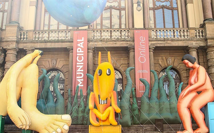 Bonecos gigantes invadem Praça Santos Andrade durante Festival de Curitiba