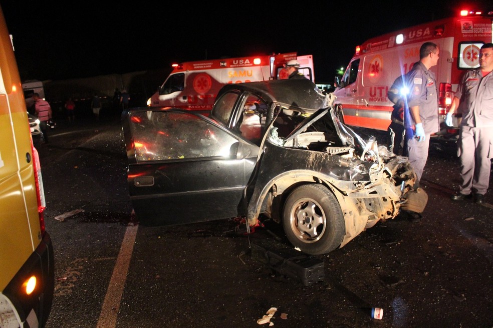 Veículo onde estava o casal ficou destruído após a colisão (Foto: Campestre FM / Divulgação )