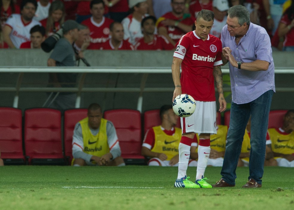 Abel orienta D'Alessandro em 2014 &mdash; Foto: Alexandre Lops/Internacional