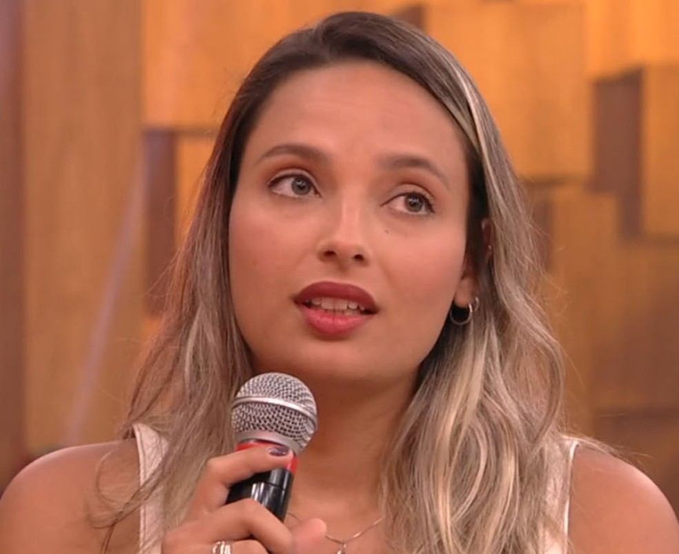 Jhuliana comenta que nada justifica os xingamentos que recebeu no trabalho — Foto: TV Globo