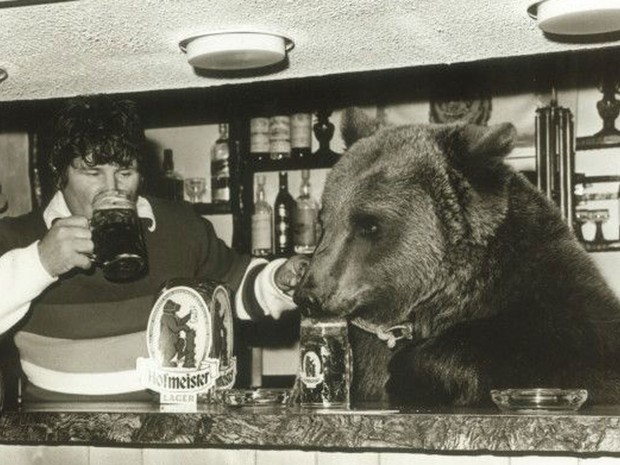 Urso frequentava o pub administrado pela família, mas &#39;não gostava muito de cerveja&#39;, diz Maggie (Foto: BBC/Hercules the Bear A Gentle Giant in the Family I Maggie Robin)