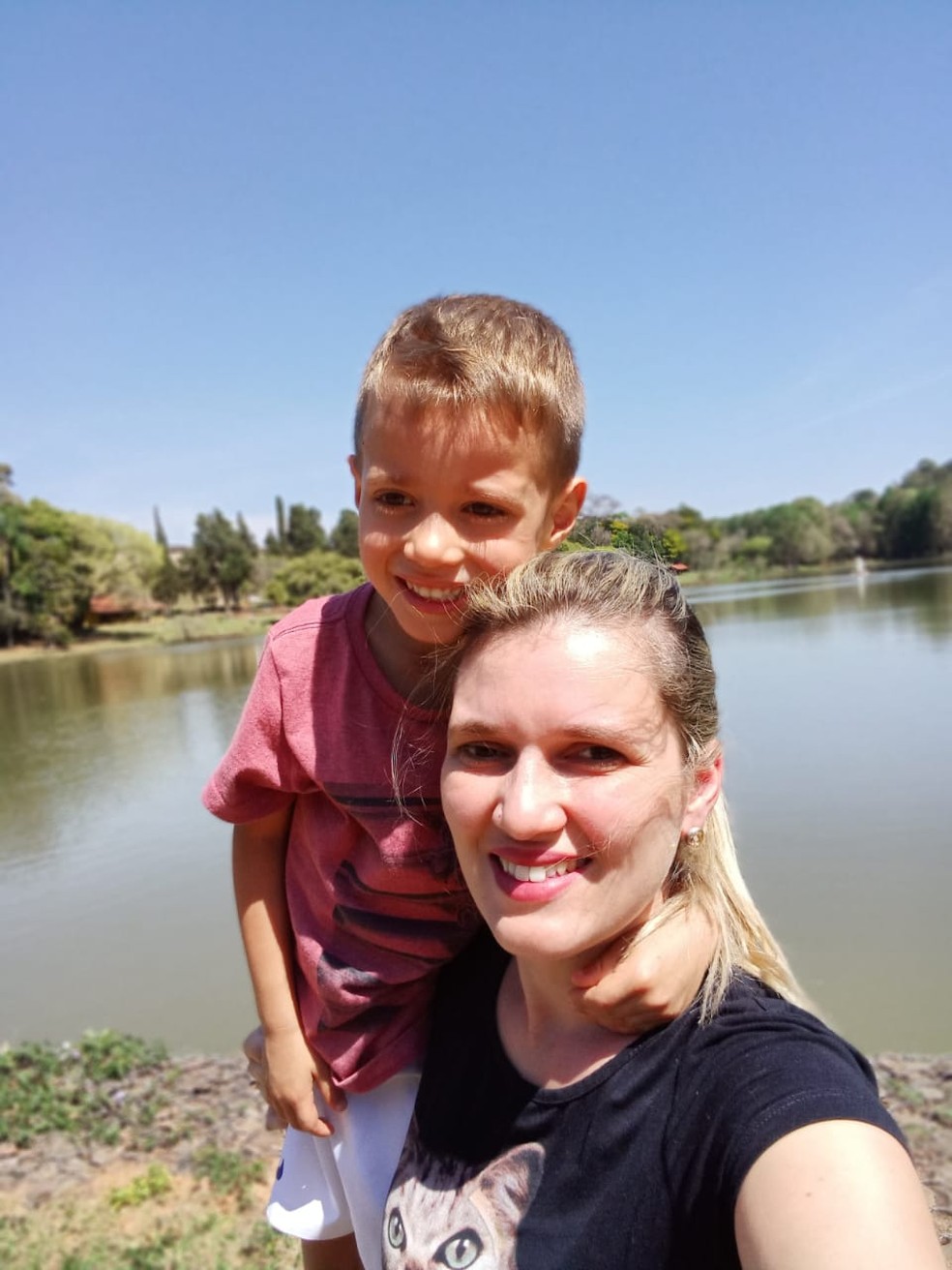 Gabriela afirma que a forma como a cirurgia foi realizada, trazendo tranquilidade para o filho, foi importante na recuperação dele — Foto: Gabriela Borges/ Arquivo pessoal 