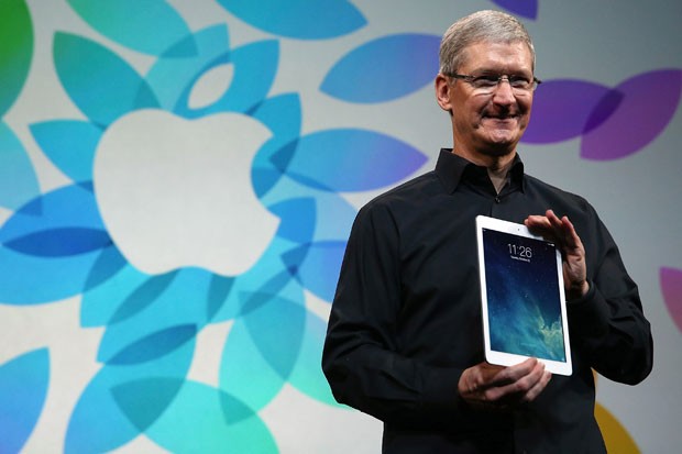 Tim Cook, CEO da Apple, exibe o novo iPad Air (Foto: Getty Images)