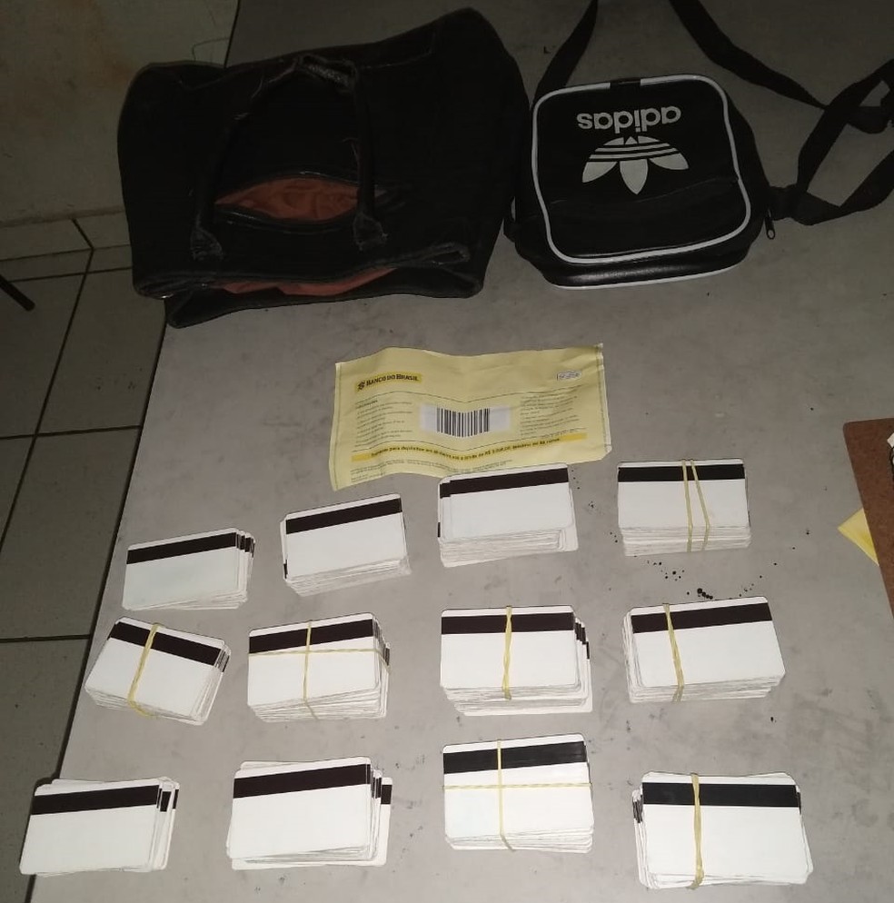 Dupla é detida com quase 400 cartões magnéticos sem identificação em Sorocaba — Foto: Divulgação/Polícia Militar de Sorocaba
