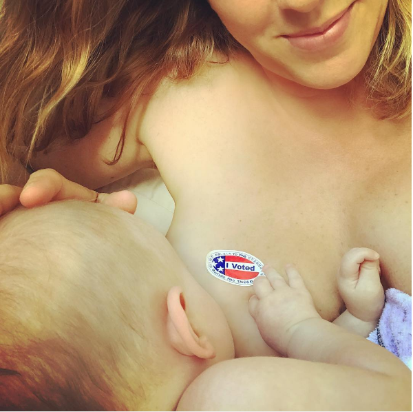 Alanis Morissette com a filha recém-nascida (Foto: Instagram)