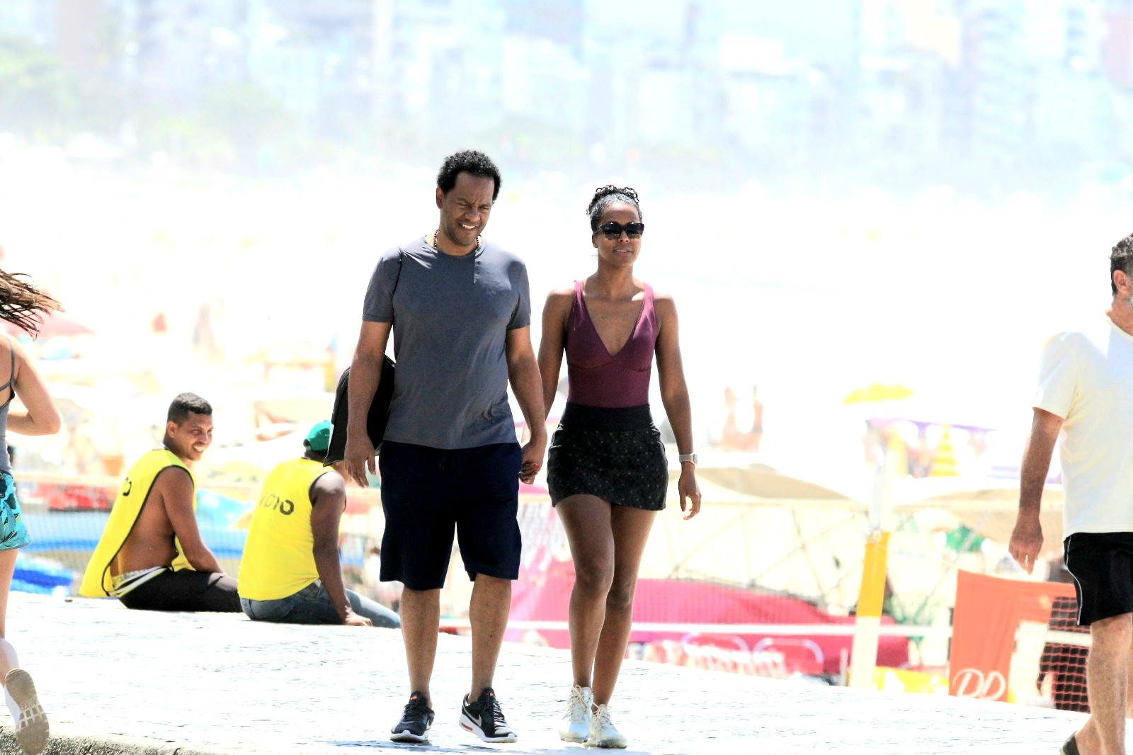 Maju Coutinho passeia com o marido em praia no Rio (Foto: AgNews)