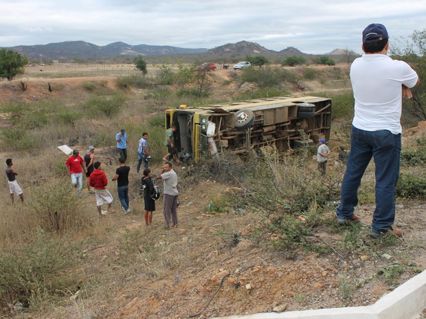 Ônibus virou na BR-428 (Foto: Amanda Franco/ G1)