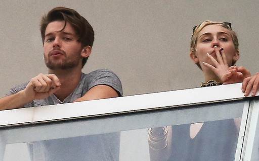 Miley Cyrus é clicada fumando cigarro suspeito; veja fotos