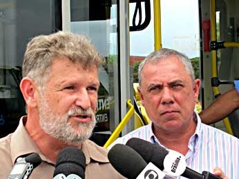 O secretário de Transportes, José Walter Vazquez, e o diretor do DFTrans, Marco Antonio Campanella, durante entrevista (Foto: Lucas Nanini/G1)
