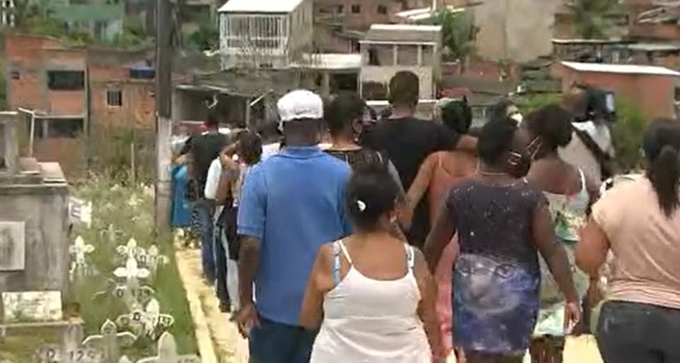 Corpo de jovem de 19 anos morta em ataque armado com 6 vítimas e 12 feridos é enterrado em Salvador — Foto: Reprodução / TV Bahia