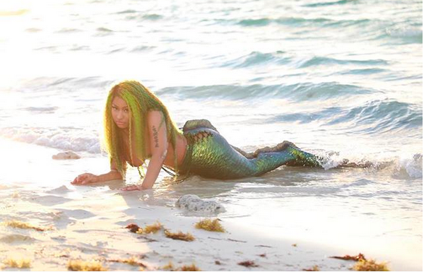 A cantora Nicki Minaj de sereia em seu mais recente clipe (Foto: Instagram)
