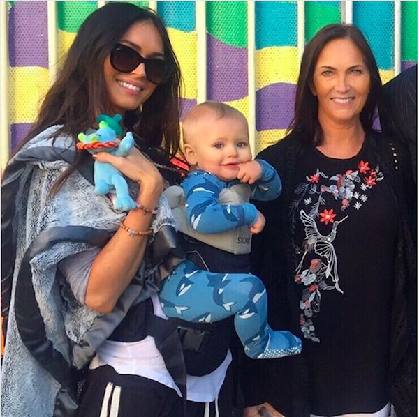 A atriz Megan Fox com o filho caçula e a mãe (Foto: Instagram)