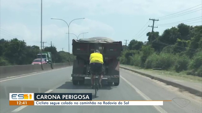 Ciclista segue colado no caminhão na Rodovia do Sol