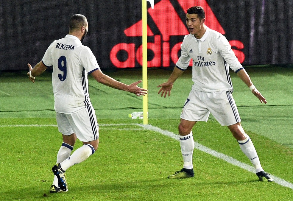 Benzema e Cristiano Ronaldo comemoram um gol pelo Real Madrid — Foto: EFE/EPA/FRANCK ROBICHON