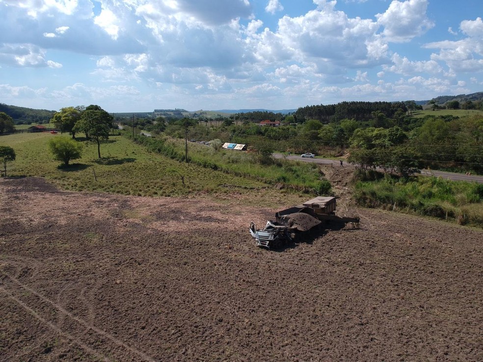 Acidente entre ônibus e caminhão deixou dezenas de mortos em rodovia de Taguaí (SP) — Foto: William Silva/TV TEM