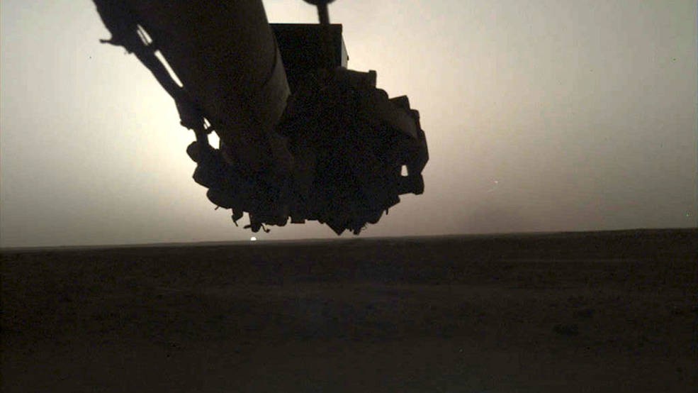 A câmera no braço da sonda InSight registra o nascer do Sol em Marte (Foto: NASA/JPL-Caltech)