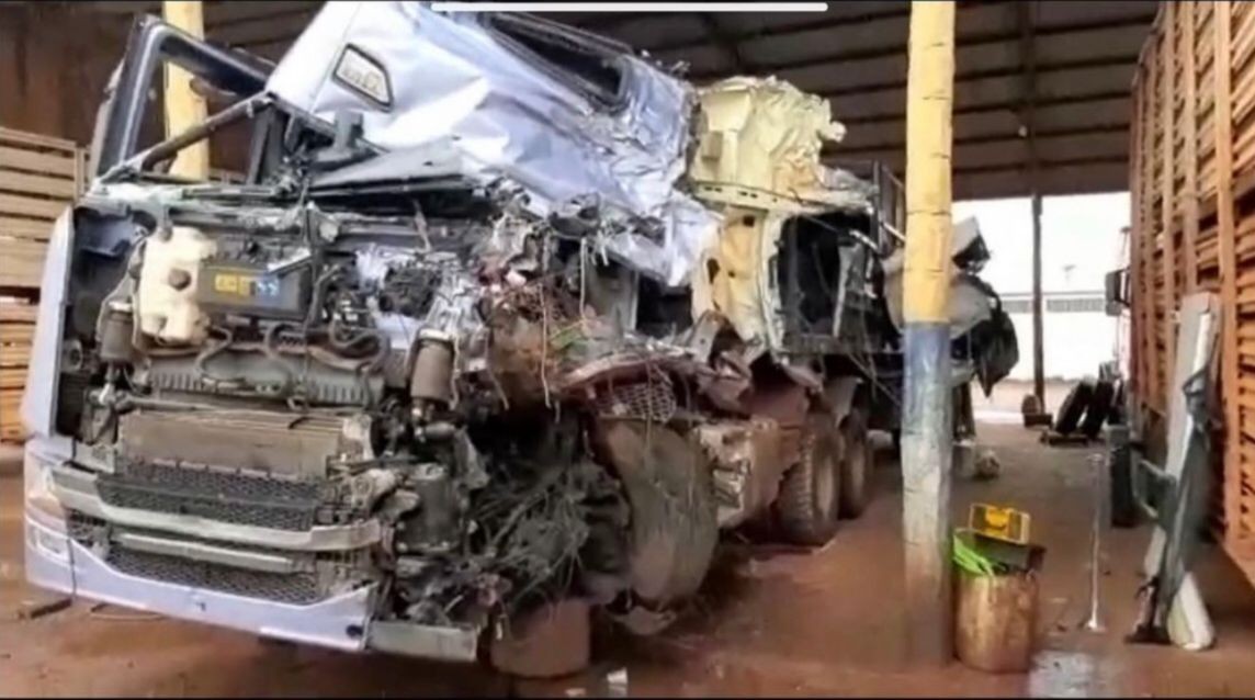 No hospital, caminhoneira conhecida como 'Musa das Estradas' mostra imagem de como ficou caminhão após acidente em MT