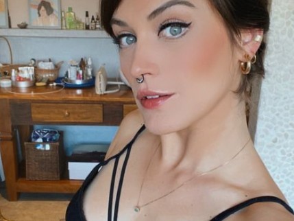 Bianca Bin posa de piercing no septo (Foto: Instagram)