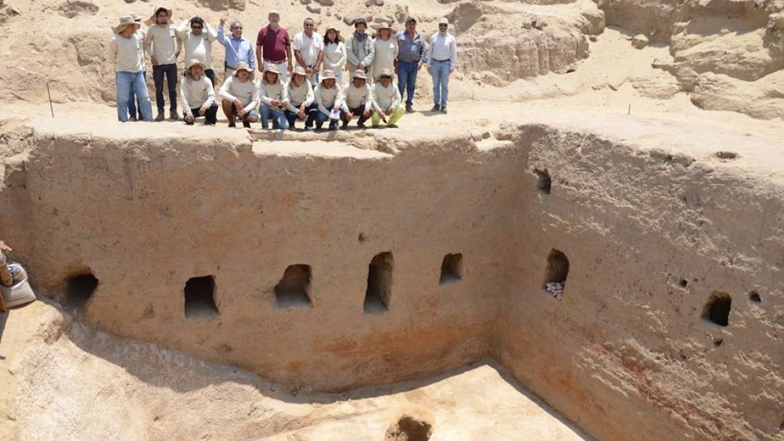 Pesquisadores ao lado da tumba inca achada em Mata Ãndio em Lambayeque (Foto: Unidad Ejecutora 005 Naylamp-Lambayeque/Ministerio de Cultura del PerÃº)