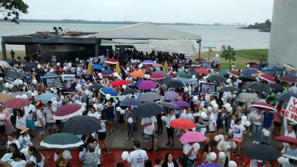 Passeata 'Todos por Milena' em Camburi (Foto: Ricardo Medeiros/A Gazeta)