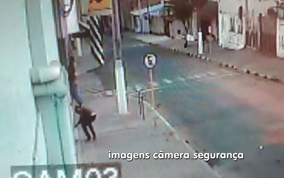 Dupla invade banco em Estiva Gerbi para furtar armas (Foto: Reprodução EPTV)