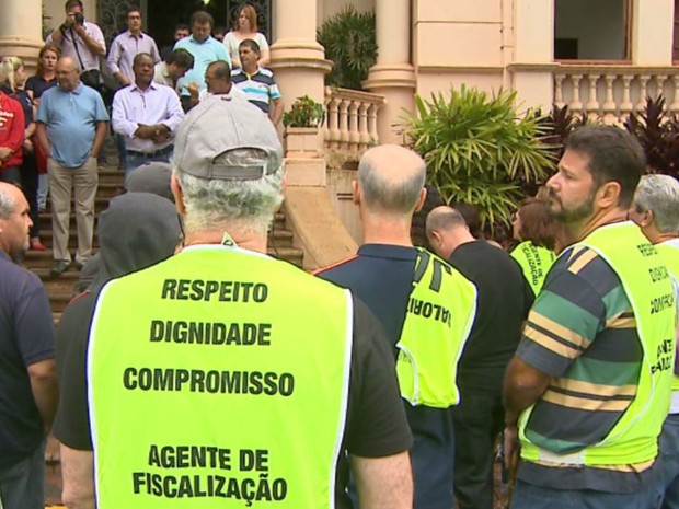 Fiscais fizeram manifestação em frente à Prefeitura de Ribeirão Preto para terem direito a abono salarial previsto em lei (Foto: Paulo Souza/EPTV)