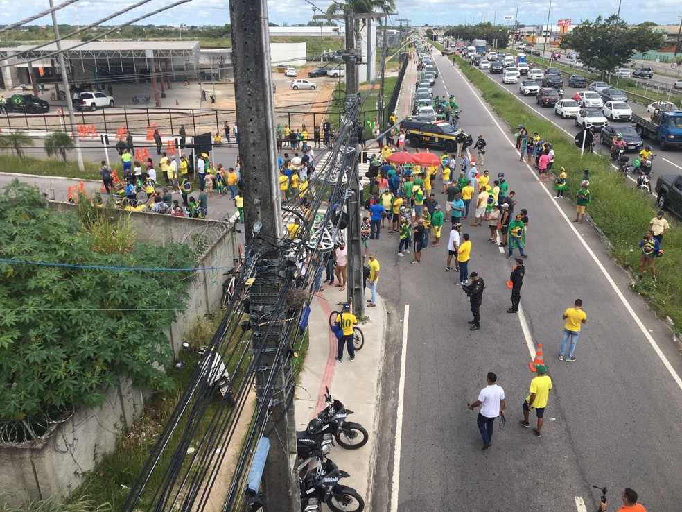 Apoiadores estiveram na Base Aérea para recepcionar Bolsonaro em sua chegada a Natal — Foto: Pedro Trindade/Inter TV Cabugi