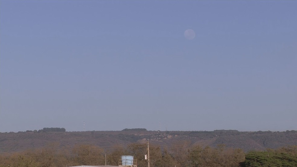 Céu de Brasília, com Lua ao fundo, na manhã desta terça-feira (24) — Foto: TV Globo/Reprodução