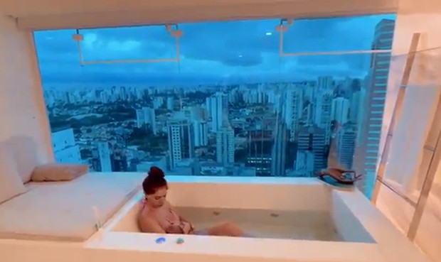 Alok mostra Romana Novais amamentando Raika no banheiro do apartamento do casal (Foto: Reprodução/Instagram)