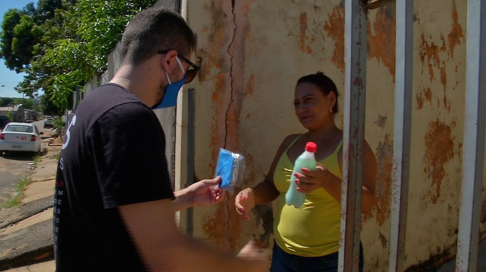 Máscaras estão sendo distribuídas — Foto: TVCA/Reprodução