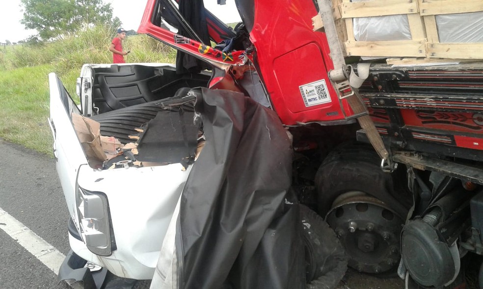 Acidente entre caminhonete e caminhÃ£o matou jovem de 25 anos â Foto: Cedida/Silvio Duarte