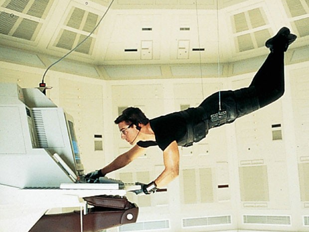 Tom Cruise em cena clássica de 'Missão: Impossível' (1996 (Foto: Divulgação)