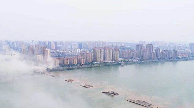 Ponte sendo demolida na China (Foto: Asia Wire/ Reprodução)