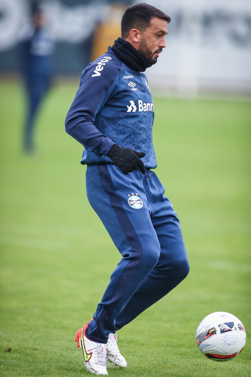 Após um mês afastado, lateral retorna ao time