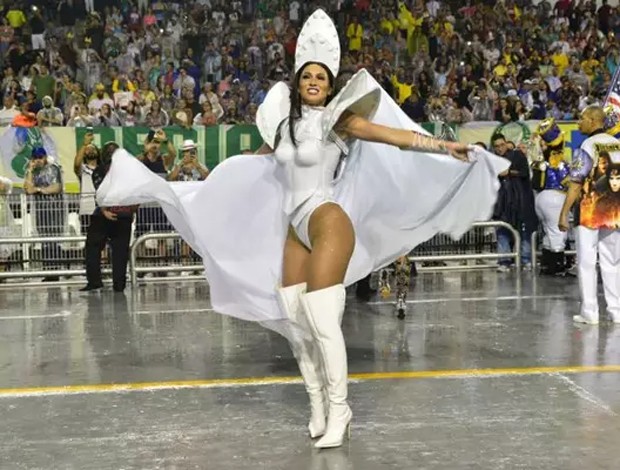 Lívia Andrade como PrincesaLéa no desfile da Impéro de Casa Verde em 2019 (Foto: Leo Franco/AgNews)