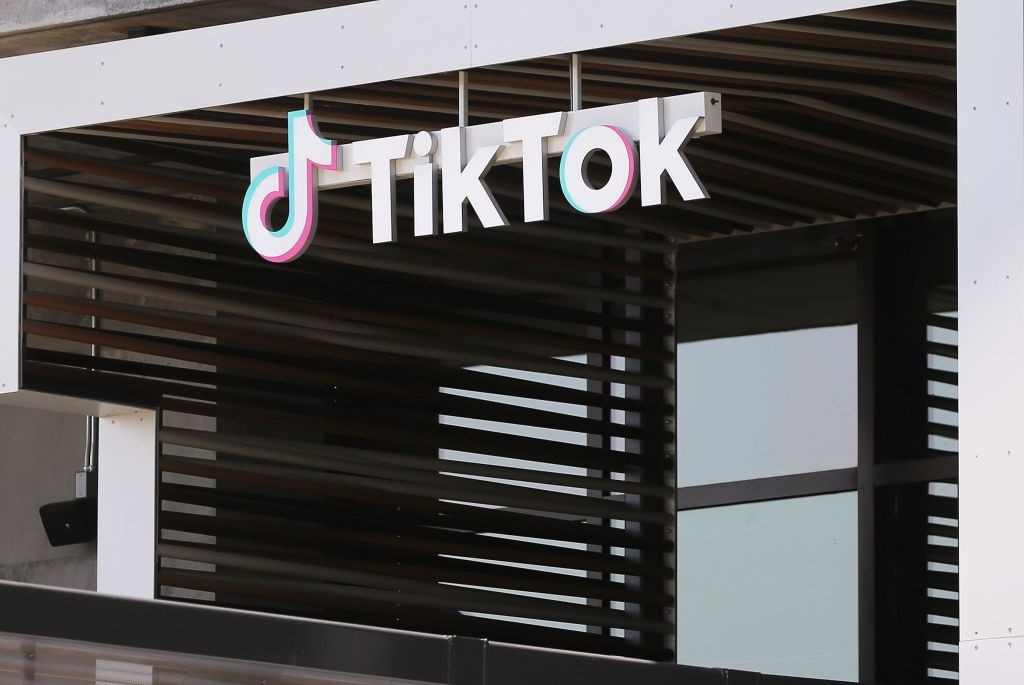 CULVER CITY, CALIFORNIA - AUGUST 27: The TikTok logo is displayed outside a TikTok office on August 27, 2020 in Culver City, California. The Chinese-owned company is reportedly set to announce the sale of U.S. operations of its popular social media app in (Foto: Getty Images)