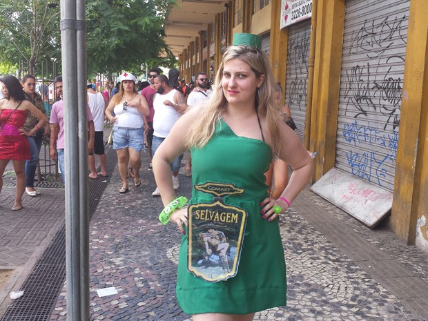 Foliã se veste de catuaba, bebida favorita do carnaval de BH (Foto: Thais Pimentel/G1)