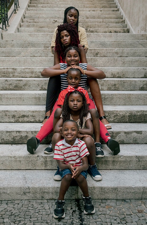 De cima para baixo, Prudence com os cinco filhos que cria sozinha: Exaucée, Rozette, Joe, Joana e Joel (Foto: Flora Negri)