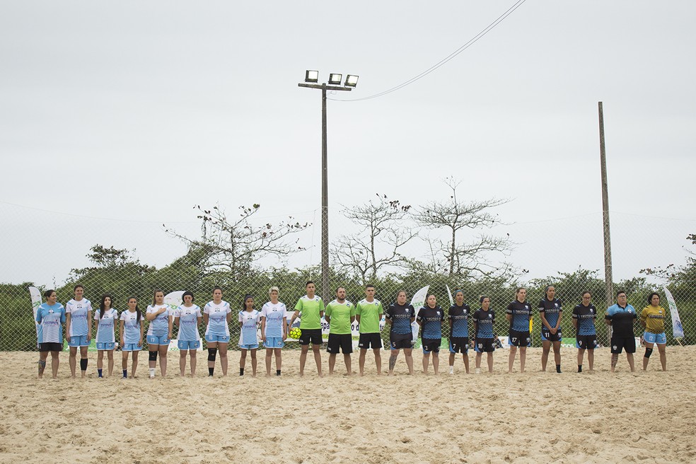 As finalistas do Beach Soccer feminino antes de iniciar a partida. — Foto: Divulgação